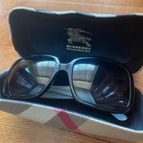 Burberry sunglasses with sunglasses case main image 9
